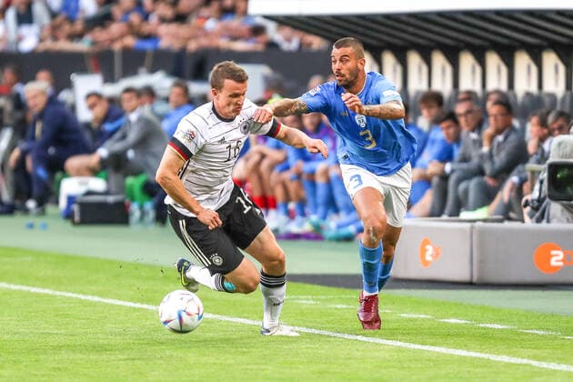 Sports, Football, UEFA Nations League League A Group 3 Matchday 4 Germany Italy 14 06 2022, BORUSSIA PARK Mönchengladbach left, Lukas Klostermann 16, Germany and Leonardo Spinazzola 3, Italy in duel Photo Herbertz Nico Herbertz Mönchengladbach BORUSSIA PARK Nordrhein Westfahlen Germany