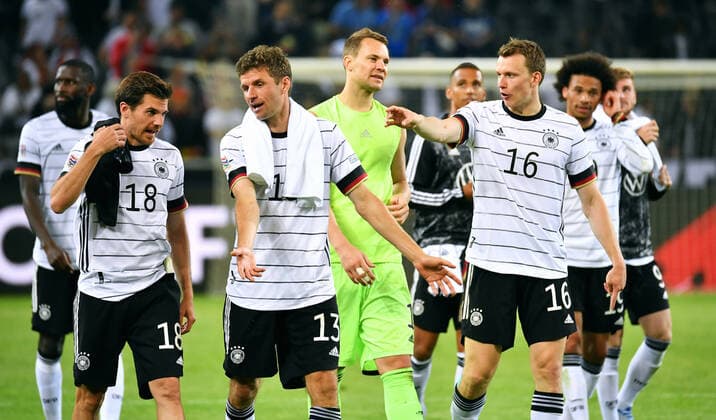 Football, UEFA Nations League, Men, Matchday 4, Borussia Park Mönchengladbach Germany white Italy blue 5 2 In good mood after end of match, Jonas Hofmann GER , Thomas Müller GER , Manuel Neuer GER , Lukas Klostermann GER Cheers, joy, action DFB UEFA REGULATIONS PROHIBIT ANY USE OF PHOTOGRAPHS AS IMAGE SEQUENCES AND OR QUASI VIDEO