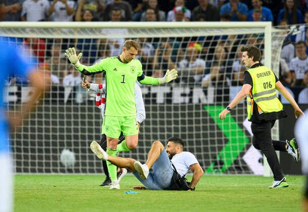 Goalkeeper Manuel NEUER GER seems to threaten a streaker who runs onto the pitch just before the end of the game Football UEFA Nations League, Matchday 4, Germany GER Italy ITA 5 2 on 14 06 2022 in Moenchengladbach Germany