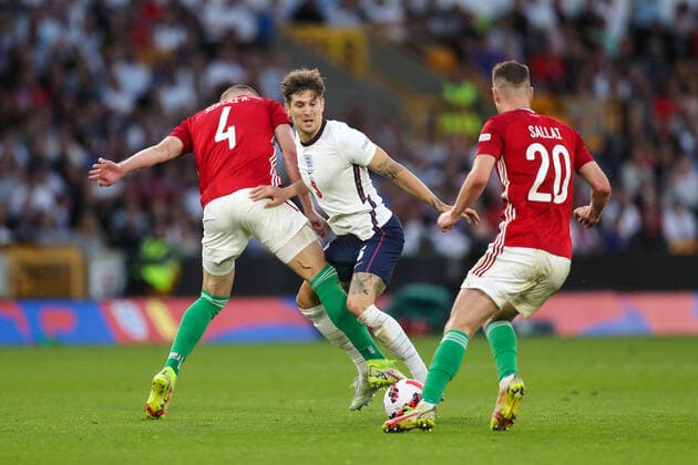 England gegen Ungarn 14. Juni 2022, Wolverhampton UEFA Nations League Liga A Gruppe 3 England gegen Ungarn Attila Szalai und Roland Sallai von Ungarn bringen John Stones von England zu Fall Foto Mark Leech Abseits Wolverhampton UK  Copyright: xMarkxLeechx xOffsidexOffside