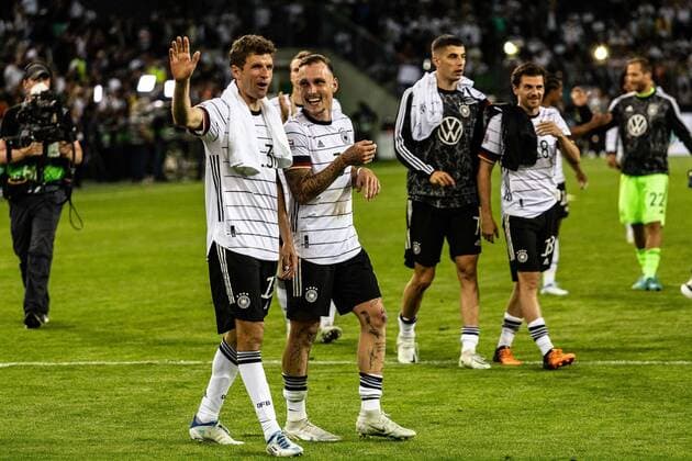 Final score 5 2 Germany wins against Italy The team cheers Thomas Mueller Germany, 13 , David Raum Germany, 03 , Niklas Suele Germany, 15 GER, Germany Germany vs Italy Italy, football, Laenderspiel, UEFA Nations League Division A, Group 3, 2022 2023, 14 06 2022, DFB DFL regulations prohibit any use of photographs as image sequences and or quasi video GER, Germany Germany vs Italy Italy, football, Laenderspiel, UEFA Nations League Division A, Group 3, 2022 2023, 14 06 2022 Moenchengladbach Copyright: xEibner-Pressefoto RogerxBuerkex EP_EER