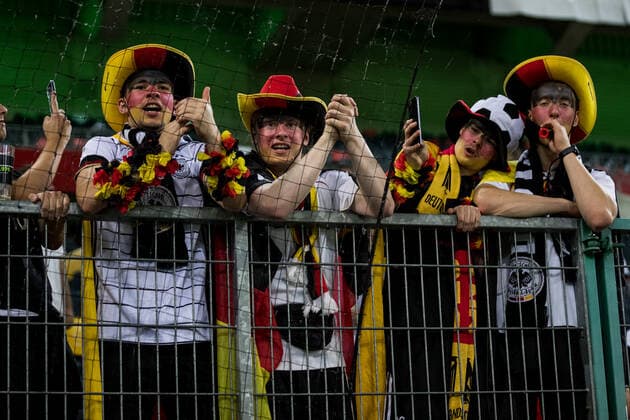 UEFA Nations League, Germany Italy 14 06 2022 Fans dressed in Germany colors cheer Hans Dieter Flick national coach, Germany interviewed about UEFA Nations League, Germany Italy, Moenchengladbach, BORUSSIA PARK Copyright: xBEAUTIFULxSPORTS Wunderlx
