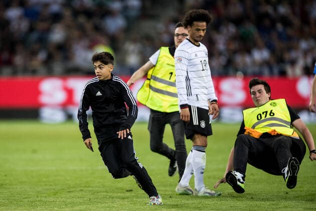 UEFA Nations League, Germany Italy 14 06 2022 A streaker runs onto the pitch in the middle of the game UEFA Nations League, Germany Italy, Moenchengladbach, BORUSSIA PARK Copyright: xBEAUTIFULxSPORTS Wunderlx
