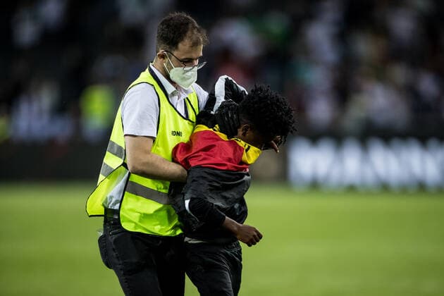 UEFA Nations League, Germany Italy 14 06 2022 After the end of the match, there is another streaker who is caught by a steward UEFA Nations League, Germany Italy, Moenchengladbach, BORUSSIA PARK Copyright: xBEAUTIFULxSPORTS Wunderlx