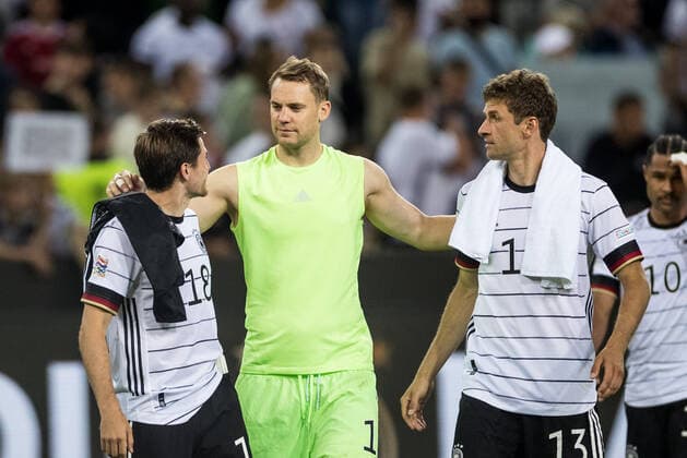 UEFA Nations League, Germany Italy 14 06 2022 The team thanks the fans for their support Jonas Hofmann 18, Germany , Manuel Neuer 1, Germany , Thomas Mueller 13, Germany Arm in Arm UEFA Nations League, Germany Italy, Moenchengladbach, BORUSSIA PARK Copyright: xBEAUTIFULxSPORTS Wunderlx