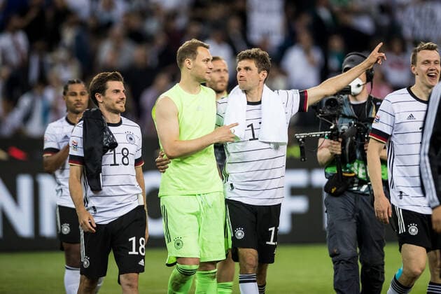 UEFA Nations League, Germany Italy 14 06 2022 The team thanks the fans for their support Manuel Neuer 1, Germany , Thomas Mueller 13, Germany UEFA Nations League, Germany Italy, Moenchengladbach, BORUSSIA PARK Copyright: xBEAUTIFULxSPORTS Wunderlx