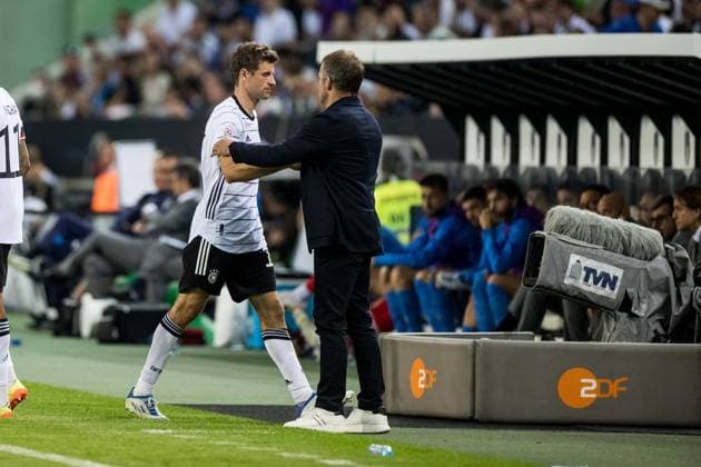 UEFA Nations League, Germany Italy 14 06 2022 Hans Dieter Flick national coach, Germany claps with Thomas Mueller 13, Germany off UEFA Nations League, Germany Italy, Moenchengladbach, BORUSSIA PARK Copyright: xBEAUTIFULxSPORTS Wunderlx