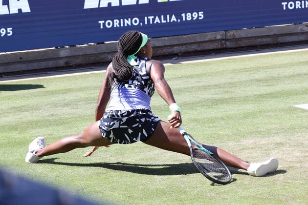 DEU, Tennis, bett1Open 2022, 15 06 2022, Rot Weiss Tennisanlage, Berlin, DEU, Tennis, bett1Open 2022, in picture Coco GAUFF USA doing the splits Foto Juergen Engler nordphoto GmbH JuergenxEngler nph00076