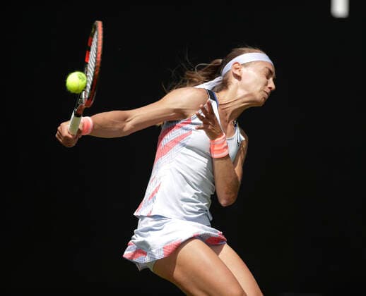 Sport Bilder des Tages 15th June 2022; Edgbaston Priory Club, Edgbaston, Birmingham, United Kingdom; Birmingham Classic Lawn Tennis tournament; Aleksandra Krunic (SRB) has to take avoiding action to a fierce volley in her match against Sorana Cirstea (ROU)  ActionPlus12400098 RogerxEvans