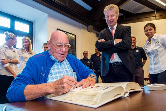 Bietigheim, Germany 12 September 2017 1 HBF 17 18 SG BBM Bietigheim Entry in the golden book from left Eberhard Bezner, Lord Mayor Jürgen Kessing Bietigheim City Hall Baden Württemberg Germany