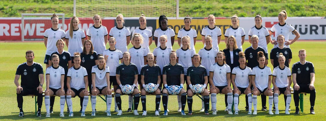 DFB team photo womens national team 16 06 2022 in the Adi Dassler Stadium at adidas in Herzogenaurach DFB selection for the European Championship 2022 Top Hegering, Kleinherne, Lohmann, Freigang, Gwinn, Anyomi, Doorsoun, Nüsken, Waßmuth, Hagel, Racc Center Martina Voss Tecklenburg, Carlson, Däbritz, Lattwein, Schüller, Hendrich, Bühl, MFI, Nöre, Grolimund Bottom Fuchs, Feldkamp, Rauch, Drand, Berger, Frohms, Schult, Tufekovic, Oberndorf, Dallmann, Magull, Huth, Callsen Bracker Herzogenaurach Bavaria Germany