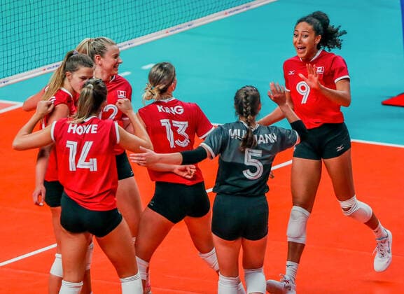 (220616) -- QUEZON CITY, June 16, 2022 -- Canada s Alexa Gray celebrate with her teammates during the FIVB Volleyball Nations League Women s Pool 4 match against Belgium in Quezon City, the Philippines on June 16, 2022. ) (SP)PHILIPINES-QUEZON CITY-VOLLEYBALL-NATIONS LEAGUE-CANADA VS BELGIUM RouellexUmali 