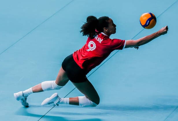(220616) -- QUEZON CITY, June 16, 2022 -- Canada s Alexa Gray saves the ball during the FIVB Volleyball Nations League Women s Pool 4 match against Belgium in Quezon City, the Philippines on June 16, 2022. ) (SP)PHILIPINES-QUEZON CITY-VOLLEYBALL-NATIONS LEAGUE-CANADA VS BELGIUM RouellexUmali 