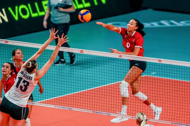 (220616) -- QUEZON CITY, June 16, 2022 -- Canada s Alexa Gray (R) spikes during the FIVB Volleyball Nations League Women s Pool 4 match against Belgium in Quezon City, the Philippines on June 16, 2022. ) (SP)PHILIPINES-QUEZON CITY-VOLLEYBALL-NATIONS LEAGUE-CANADA VS BELGIUM RouellexUmali 