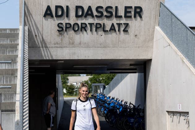 Womens National Team Media Day 16 06 2022 Jule Brand arrives at Media Day Womens National Team Media Day, Herzogenaurach, Adi Dassler Stadium Copyright: xBEAUTIFULxSPORTS Wunderlx