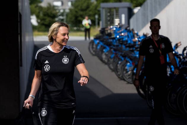 Womens National Team Media Day 16 06 2022 Martina Voss Tecklenburg arrives laughing at the Womens National Team Media Day, Herzogenaurach, Adi Dassler Stadium. Copyright: xBEAUTIFULxSPORTS Wunderlx