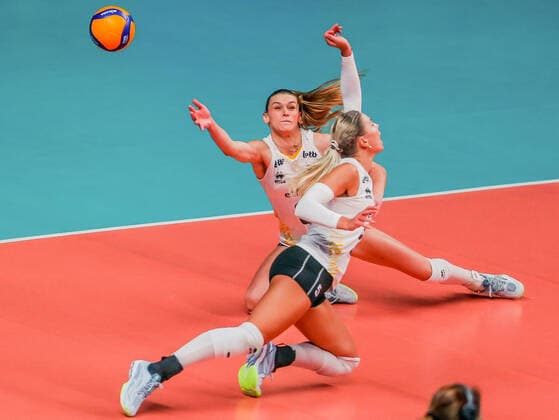 (220616) -- QUEZON CITY, June 16, 2022 -- Belgium s Britt Herbots (L) and Jodie Guilliams try to make a save during the FIVB Volleyball Nations League Women s Pool 4 against Canada in Quezon City, the Philippines on June 16, 2022. ) (SP)PHILIPINES-QUEZON CITY-VOLLEYBALL-NATIONS LEAGUE-CANADA VS BELGIUM RouellexUmali 