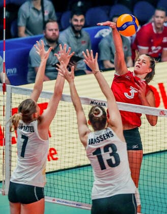 (220616) -- QUEZON CITY, June 16, 2022 -- Canada s Kiera Van Ryk (R) competes during the FIVB Volleyball Nations League Women s Pool 4 match against Belgium in Quezon City, the Philippines on June 16, 2022. ) (SP)PHILIPINES-QUEZON CITY-VOLLEYBALL-NATIONS LEAGUE-CANADA VS BELGIUM RouellexUmali 