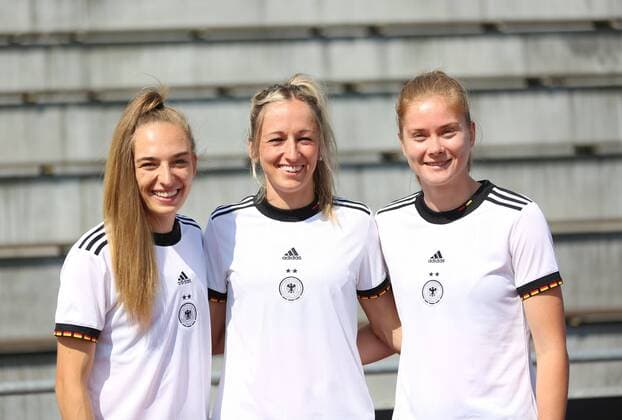 16 06 2022, xcex, GER, Herzogenaurach, Herzo Base, Adi Dassler Stadion, Fototermin, Portraits, Frauenfussball, Saison 2021 2022, DFB Frauen, Vorbereitung, Uefa EURO 2022, DFB Frauen Nationalmannschaft Fototermin, Media Day, Sophia Kleinherne, Kathrin Hendrich, Sjoeke Nuesken DFB DFL regulations prohibit any use of photographs as image sequences and or quasi video