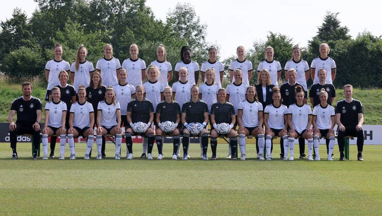 16 06 2022 German national soccer team Womens national team DFB EM European Championship 2022 UEFA Womens EURO photo appointment portrait appointment team squad team photo team photo team photo DaMa top row from left Marina Hegering Womens national team Sophia Kleinherne Womens national team Sydney Lohmann Womens national team Laura Freigang Womens national team Giulia Gwinn Womens national team Nicole Anyomi Women National Team Sara Doorsoun Women National Team Sjoeke Nüsken Nuesken Women National Team Tabea Waßmuth Wassmuth Women National Team Chantal Hagel Women National Team Maximiliane Rall Women National Team middle row from left Martina Voss Tecklenburg National Coach Women National Team Britta Carlson Co Coach Assistant Coach Women National Team Sara Däbritz Daebritz Women National Team Lena Lattwein Women National Team National Team Lea Schüller Schueller Womens National Team Kathrin Hendrich Womens National Team Klara Bühl Buehl Womens National Team Maika Fischer Team Manager Womens National Team Thomas Nörenberg Noerenberg Co Coach Assistant Coach Womens National Team Patrik Grolimund Co Coach Assistant Coach Womens National Team bottom row from left Michael Fuchs Goalkeeper Coach Womens National Team Jana Feldkamp Womens National Team Felicitas Rauch Women National Team Jule Brand Women National Team Ann Katrin Berger Women National Team Merle Frohms Women National Team Almuth Schult Women National Team Martina Tufekovic Women National