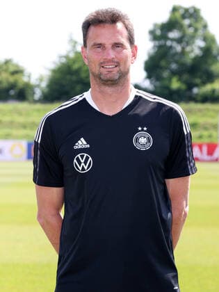 16 06 2022 German national soccer team national team women DFB European Championship 2022 UEFA Womens EURO photo appointment portrait appointment team squad single photo portrait portrait headshot DaMa single photo single photo portrait portrait headshot Michael Fuchs goalkeeper coach women national team