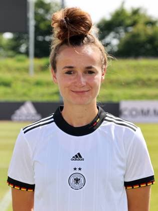 16 06 2022 German national soccer team national team women DFB EM European Championship 2022 UEFA Womens EURO photo appointment portrait appointment team squad single photo portrait portrait headshot DaMa single photo single photo portrait portrait headshot Lina Magull women national team