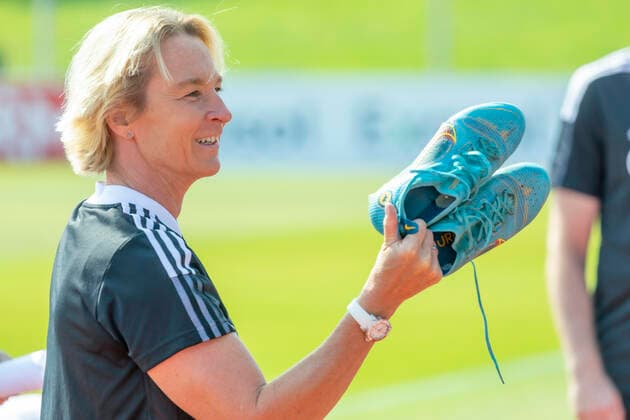 Reportage 16 06 2022 DFB womens national team at training camp at adidas in Herzogenaurach The women invite the press to Media Day Head coach Martina Voss Tecklenburg raffles off broken shoes not from sponsor Herzogenaurach Bavaria Germany