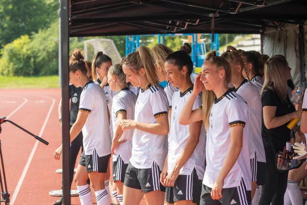 Reportage 16 06 2022 DFB Womens National Team in Training Camp at adidas in Herzogenaurach The women invite the press to Media Day On a hot early summer day, the players prepare for the photo shoot in the tent Herzogenaurach Bavaria Germany