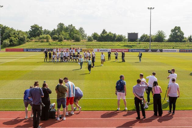 Reportage 16 06 2022 DFB womens national team at training camp at adidas in Herzogenaurach The women invite the press to Media Day Team with photo opportunity, the womens national team with media representatives Herzogenaurach Bavaria Germany