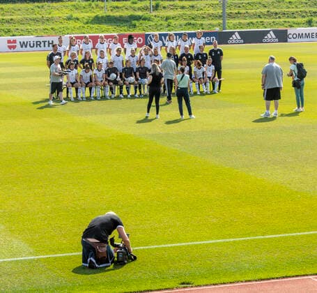 Reportage 16 06 2022 DFB womens national team at training camp at adidas in Herzogenaurach The women invite the press to Media Day Team with photo opportunity, the womens national team with media representatives Herzogenaurach Bavaria Germany