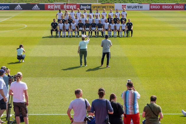 Reportage 16 06 2022 DFB womens national team at training camp at adidas in Herzogenaurach The women invite the press to Media Day Team with photo opportunity, the womens national team with media representatives Herzogenaurach Bavaria Germany