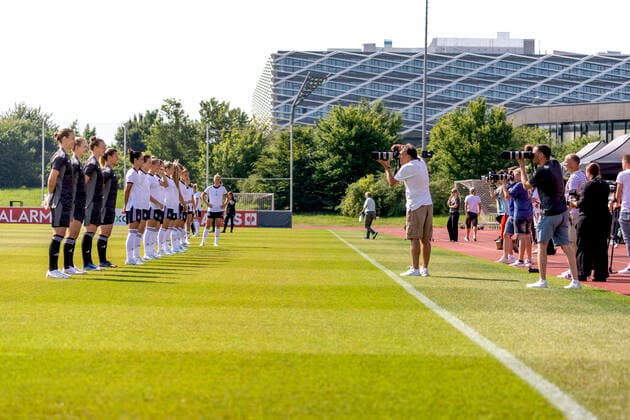 Reportage 16 06 2022 DFB womens national team at training camp at adidas in Herzogenaurach The women invite the press to Media Day In a line up for the portraits, first loosen up and then smile Herzogenaurach Bavaria Germany