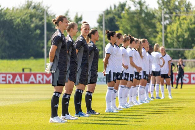 Reportage 16 06 2022 DFB womens national team at training camp at adidas in Herzogenaurach The women invite the press to Media Day In a line up for the portraits, first loosen up and then smile Herzogenaurach Bavaria Germany