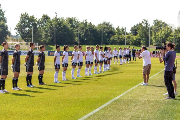 Reportage 16 06 2022 DFB womens national team at training camp at adidas in Herzogenaurach The women invite the press to Media Day In a line up for the portraits, first loosen up and then smile Herzogenaurach Bavaria Germany
