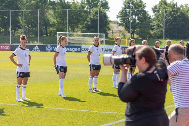 Reportage 16 06 2022 DFB womens national team at training camp at adidas in Herzogenaurach The women invite the press to Media Day A job for national players Smiles for the portraits Herzogenaurach Bavaria Germany