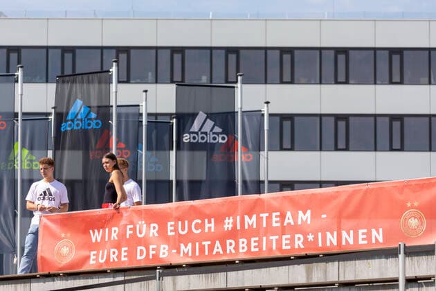 Reportage 16 06 2022 DFB Womens National Team in Training Camp at adidas in Herzogenaurach The women invite the press to Media Day A greeting from the DFB employees to the national team Herzogenaurach Bavaria Germany
