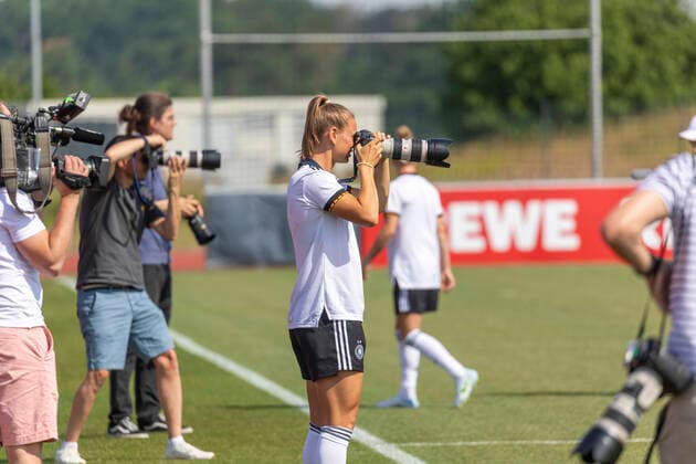 Reportage 16 06 2022 DFB womens national team at training camp at adidas in Herzogenaurach The women invite the press to Media Day Even female soccer players can take photos Herzogenaurach Bavaria Germany