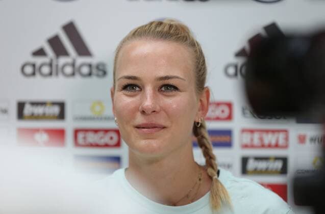 16 06 2022, xcex, GER, Herzogenaurach, Herzo Base, Adi Dassler Stadion, photo session, portraits, womens football, 2021 2022 season, DFB women, preparation, Uefa EURO 2022, DFB womens national team Media Day, Merle Frohms DFB in interview DFL regulations prohibit any use of photographs as image sequences and or quasi video
