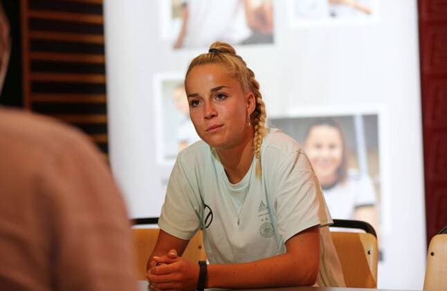 16 06 2022, xcex, GER, Herzogenaurach, Herzo Base, Adi Dassler Stadion, photo session, portraits, womens football, 2021 2022 season, DFB women, preparation, Uefa EURO 2022, DFB womens national team Media Day, Giulia Gwinn DFB in interview DFL regulations prohibit any use of photographs as image sequences and or quasi video
