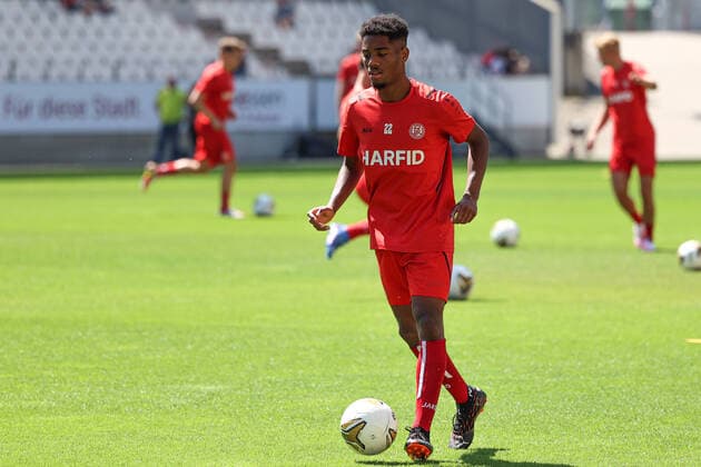 Sport Themen der Woche KW24 Sport Bilder des Tages Aurel Loubongo Rot-Weiss Essen erstes öffentliches Training 16.06.2022 Aurel Loubongo Am 16. Juni 2022 fand im Stadion an der Hafenstraße in Essen das erste öffentliche Training von Rot-Weiss Essen zur 3. Liga Saison 2022 2023 statt. Bilder vom RWE Trainingsauftakt. RotWeissEssen, Rot Weiß Essen, RW Essen *** Aurel Loubongo Rot Weiss Essen first public training 16 06 2022 Aurel Loubongo On 16 June 2022, the first public training of Rot Weiss Essen for the 3 Liga season 2022 2023 took place at the stadium on Hafenstraße in Essen Pictures of the RWE training kick-off RotWeissEssen, Rot Weiß Essen, RW Essen