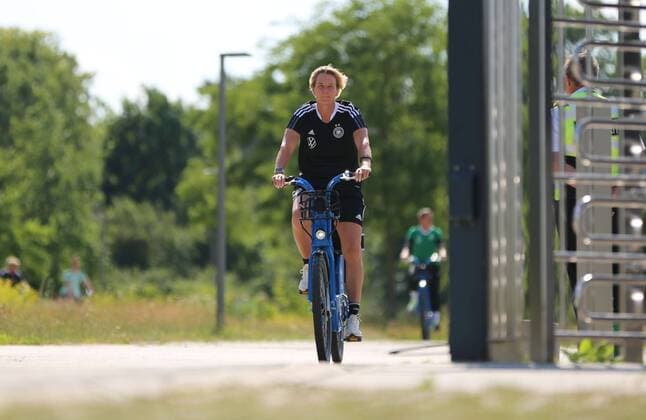 16 06 2022, xcex, GER, Herzogenaurach, Adi Dassler Stadion, womens football, Uefa EURO 2022, DFB women, preparation, Herzo Base, training DFB women national team, come on bike to training national coach Martina Voss Tecklenburg DFL regulations prohibit any use of photographs as image sequences and or quasi video