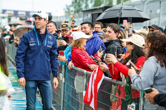 LATIFI Nicholas (can), Williams Racing FW44, portrait with fans during the Formula 1 AWS Grand Prix du Canada 2022, 9th round of the 2022 FIA Formula One World Championship, WM, Weltmeisterschaft on the Circuit Gilles Villeneuve, from June 17 to 19, 2022 in Montreal, Canada - F1 - CANADIAN GRAND PRIX 2022 DPPI Panoramic  20220616_G00D0106