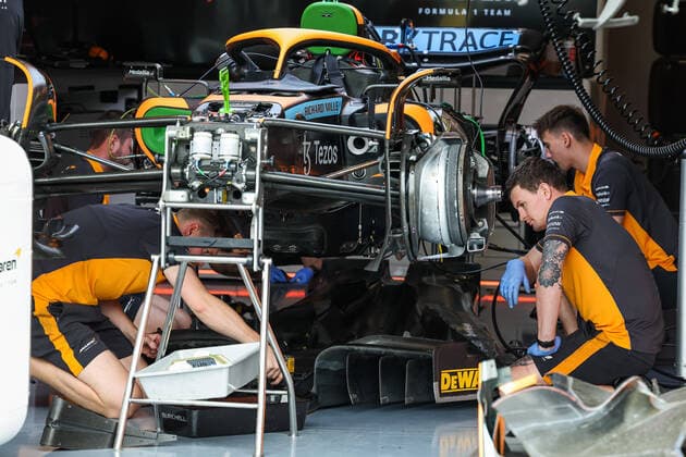 McLaren F1 Team MCL36, mechanical detail of mechanics working in the garage, box, during the Formula 1 AWS Grand Prix du Canada 2022, 9th round of the 2022 FIA Formula One World Championship, WM, Weltmeisterschaft on the Circuit Gilles Villeneuve, from June 17 to 19, 2022 in Montreal, Canada - F1 - CANADIAN GRAND PRIX 2022 DPPI Panoramic  20220616_G00D0330