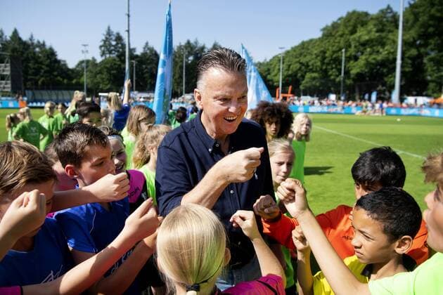 Sport Themen der Woche KW24 Sport Bilder des Tages 2022-06-17 10:37:23 ZEIST - National coach Louis van Gaal opens the national school football tournament on the KNVB Campus. Primary school children from groups 5 to 8 who have reached the final, divided over 26 teams, play for the first place of the tournament. ANP OLAF KRAAK netherlands out - belgium out Zeist xVIxxIVx *** 2022 06 17 10 37 23 ZEIST National coach Louis van Gaal opens the national school football tournament on the KNVB Campus Primary school children from groups 5 to 8 who have reached the final, divided over 26 teams, play for the first place of the tournament ANP OLAF KRAAK netherlands out belgium out Zeist xVIxxIVx 450546222 originalFilename: 0161091416st.jpg