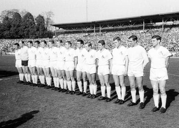 1. FC Köln - VFB Stuttgart 2:1 09.05.1964 Meistermannschaft 1. FC Köln vor dem Spiel von links : Hans Schäfer, Torwart Fritz Ewert, Hans Sturm, Leo Wilden, Helmut Benthaus, Christian Müller, Karl-Heinz Thielen, Fritz Pott, Wolfgang Overath, Heinz Hornig, Anton Regh, Mathias Hemmersbach, Torwart Anton Schumacher und Wolfgang Weber. *** 1 FC Köln VFB Stuttgart 2 1 09 05 1964 Champion team 1 FC Köln before the match from left Hans Schäfer, goalkeeper Fritz Ewert, Hans Sturm, Leo Wilden, Helmut Benthaus, Christian Müller, Karl Heinz Thielen, Fritz Pott, Wolfgang Overath, Heinz Hornig, Anton Regh, Mathias Hemmersbach, goalkeeper Anton Schumacher and Wolfgang Weber HM