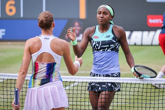 Karolina PLISKOVA CZE and Coco GAUFF USA Shake Hands at the net, bett1open WTA 500, Berlin, LTTC Rot Weiß , 17 06 2022, Copyright: xClaudioxGärtnerx
