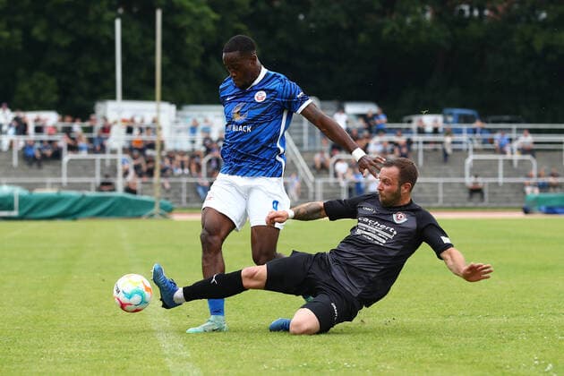 Sport Themen der Woche KW24 Sport Bilder des Tages 17.06.2022, xtgx, Fussball Testspiel, SG Dynamo Schwerin - FC Hansa Rostock emspor, v.l. Ridge Munsy (Rostock, 9), Christoph Hasselmann (Schwerin, 8) Zweikampf, Duell, Kampf, tackle (DFL DFB REGULATIONS PROHIBIT ANY USE OF PHOTOGRAPHS as IMAGE SEQUENCES and or QUASI-VIDEO) Schwerin *** 17 06 2022, xtgx, football test match, SG Dynamo Schwerin FC Hansa Rostock emspor, v l Ridge Munsy Rostock, 9 , Christoph Hasselmann Schwerin, 8 duel, duel, fight, tackle DFL DFB REGULATES PROHIBIT ANY USE OF PHOTOGRAPHS as IMAGE SEQUENCES and or QUASI VIDEO Schwerin
