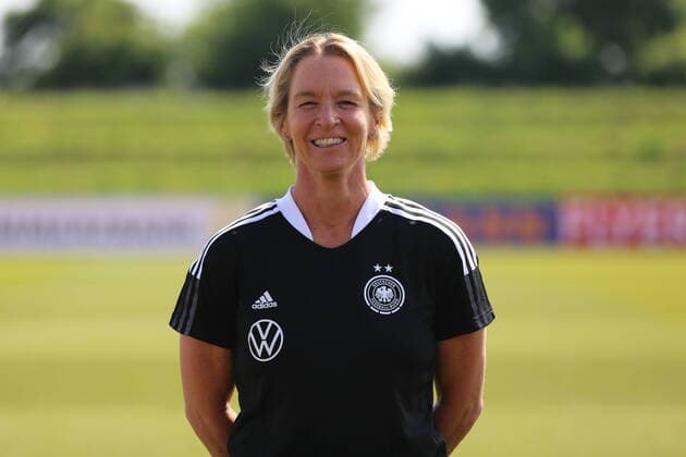 16 06 2022, xcex, GER, Herzogenaurach, Herzo Base, Adi Dassler Stadion, Fototermin, Portraits, Frauenfussball, Saison 2021 2022, DFB Frauen, Vorbereitung, Uefa EURO 2022, DFB Frauen Nationalmannschaft Fototermin, Media Day, Bundestrainerin Martina VOSS TECKLENBURG DFL regulations prohibit any use of photographs as image sequences and or quasi video