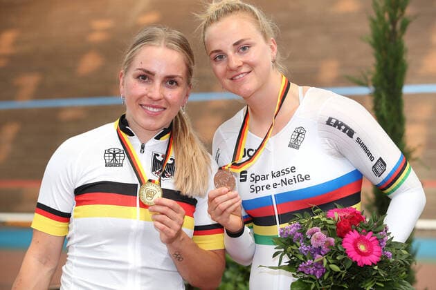 Sport Themen der Woche KW24 Sport Bilder des Tages Kaarst, 17.06.22, 135. Deutsche Bahnradsportmeisterschaften, Tag 4, Zeitfahren, Sportforum Kaarst-Buettgen: Die neue Deutsche Meisterin Emma Hinze (RSC Cottbus, 61) und Silbermedaillien Gewinnerin Lea-Sophie Friedrich (RSC Cottbus, 58) 500m Zeitfahren Bahnradsportmeisterschaften 2022 *** Kaarst, 17 06 22, 135 German track cycling championships, day 4, time trial, Sportforum Kaarst Buettgen The new German champion Emma Hinze RSC Cottbus, 61 and silver medal winner Lea Sophie Friedrich RSC Cottbus, 58 500m time trial track cycling championships 2022