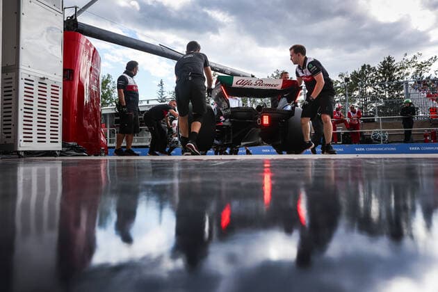 77 BOTTAS Valtteri (fin), Alfa Romeo F1 Team ORLEN C42, garage, box, during the Formula 1 AWS Grand Prix du Canada 2022, 9th round of the 2022 FIA Formula One World Championship, WM, Weltmeisterschaft on the Circuit Gilles Villeneuve, from June 17 to 19, 2022 in Montreal, Canada - F1 - CANADIAN GRAND PRIX 2022 DPPI Panoramic 00122022_AV6_6262